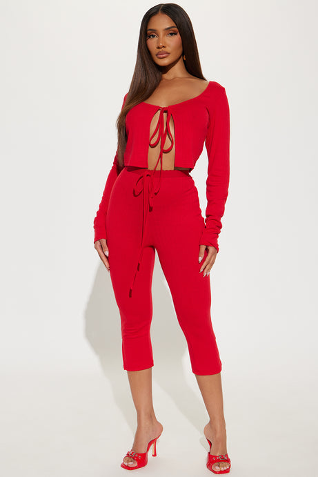 Red Two-Piece Set – Tie-Front Crop Top & High-Waist Capri Pants